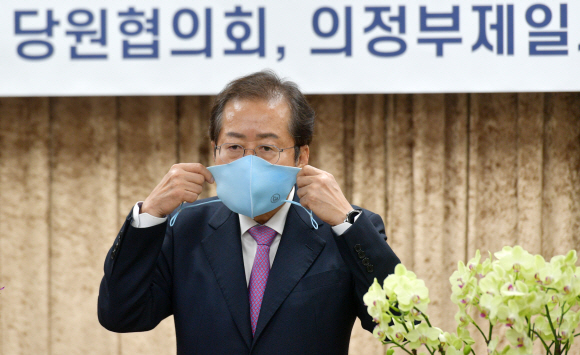 홍준표 국민의힘 대선 경선 후보가 14일 경기도 의정부 제일시장내 상가번영회에서 열린 의정부갑,을 당원인사 행사에 참석, 발언을 마친 후 마스크를 쓰고 있다.2021. 10. 14 정연호 기자 tpgod@seoul.co.kr