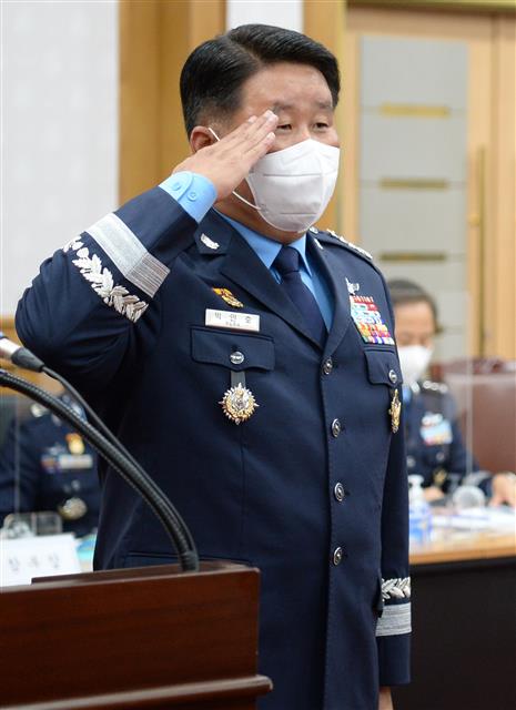 경례하는 박인호 공군참모총장