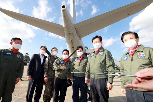 미라클 작전 투입됐던 공중급유기 앞 민주당 지도부