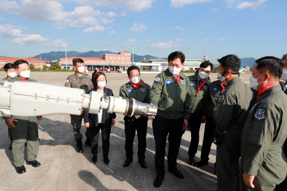 미라클 작전 투입됐던 공중급유기 앞 민주당 지도부