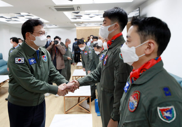 미라클 작전 수행 부대원 격려하는 송영길대표