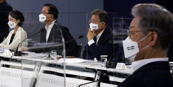 문재인 대통령이 14일?정부세종컨벤션센터 기획전시실에서 열린 ‘균형발전 성과와 초광역협력 지원전략 보고’에서 관계부처 합동 초광역 협력 추진 전략 보고를 듣고 있다. 오른쪽은 이재명 경기도지사. 2021. 10. 14 도준석 기자 pado@seoul.co.kr