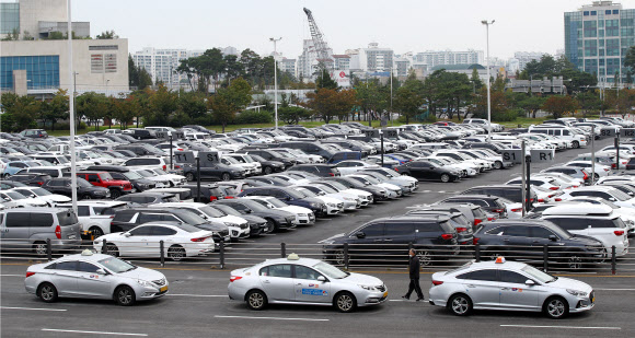 공항에 주차된 차량들