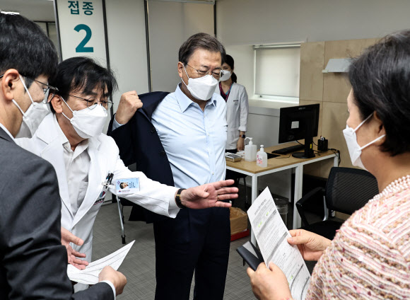 백신 추가 접종 준비하는 문 대통령