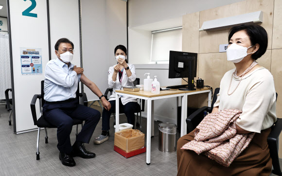 코로나19 백신 추가 접종하는 문 대통령