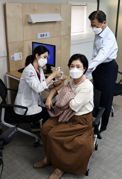백신 추가 접종하는 김정숙 여사