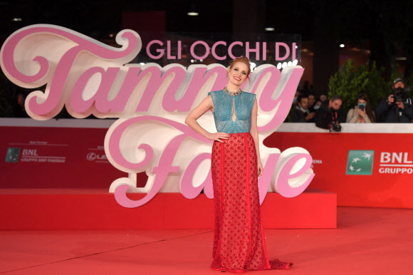 미국 배우 제시카 차스테인이 14일(현지시간) ‘제16회 국제로마영화제(Festa del Cinema di Roma)’ 개막식과 영화 ‘디 아이즈 오브 타미 페이(The Eyes of Tammy Faye)’ 상영에 참석해 포즈를 취하고 있다. AFP 연합뉴스