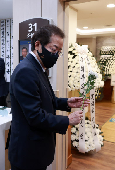 이완구 전 총리 빈소 찾은 국민의힘 홍준표 대선 경선 후보