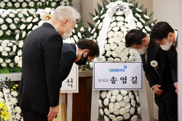 유족에게 인사하는 국민의힘 홍준표 대선 경선 후보