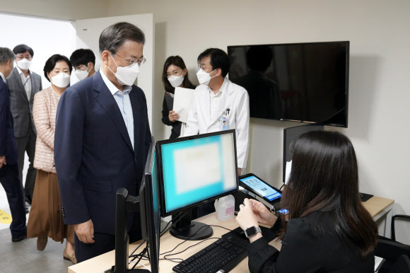 본인 확인받는 문 대통령