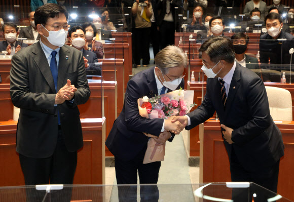 의원총회 참석한 이재명 후보