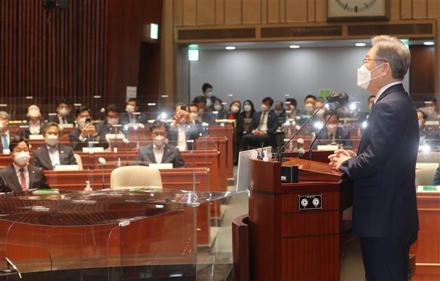 민주당 의원총회서 발언하는 이재명