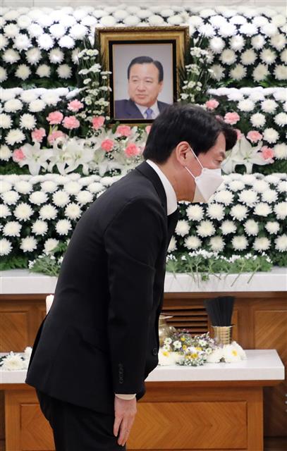 이완구 전 총리 빈소 조문하는 안철수 대표