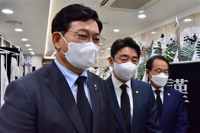 취재진 질문에 답하는 송영길 대표