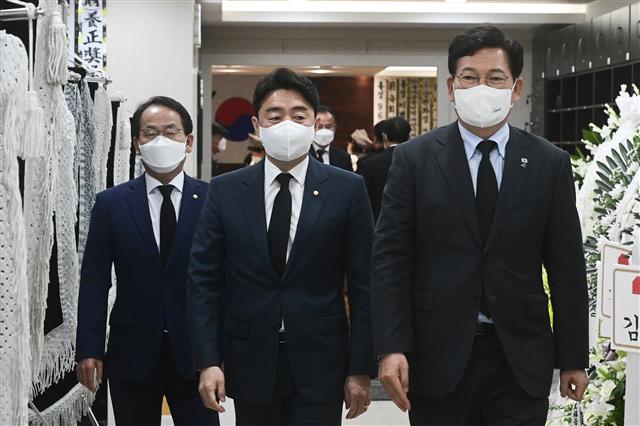 이완구 전 총리 빈소 찾은 송영길 대표