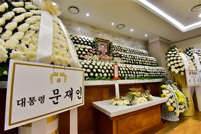 문 대통령?이준석 대표 조화 놓인 이완구 전 총리 빈소