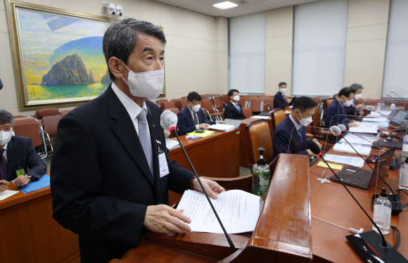 이동걸 산업은행장이 15일 서울 여의도 국회에서 열린 정무위원회 국정감사에서 업무보고를 하고 있다. 2021.10.15 국회사진기자단