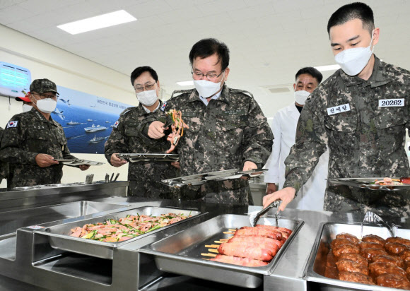 김부겸 국무총리가 16일 경남 창원시 진해 해군교육사령부를 방문해 신병교육대대 식당에서 식판에 음식을 담고 있다.   2021.10.16.  총리실 제공