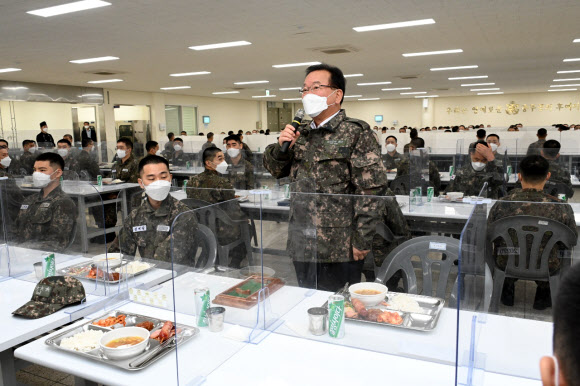 김부겸 국무총리가 16일 경남 창원시 진해 해군교육사령부를 방문해 신병교육대대 식당에서 인사말을 하고 있다.   2021.10.16.  총리실 제공