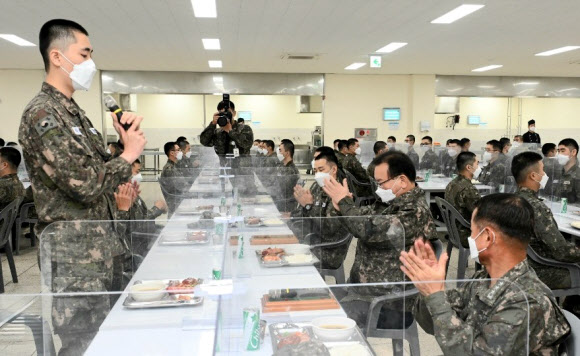 김부겸 국무총리가 16일 경남 창원시 진해 해군교육사령부를 방문해 신병교육대대 식당에서 박수를 치고 있다.   2021.10.16.  총리실 제공
