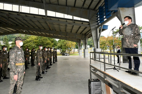 김부겸 국무총리가 16일 경남 창원시 진해 해군교육사령부를 방문해 훈련병 제식훈련을 참관한 후 격려말을 하고 있다.   2021.10.16.  총리실 제공