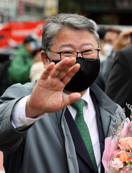 조원진 우리공화당 대선후보가 16일 오후 서울광장에서 열린 우리공화당 대국민 보고대회에서 손을 흔들고 있다. 2021.10.16  연합뉴스