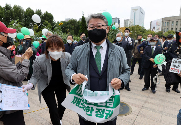 조원진 우리공화당 대선후보가 16일 오후 서울광장에서 열린 우리공화당 대국민 보고대회에서 연단으로 향하고 있다.  2021.10.16  연합뉴스