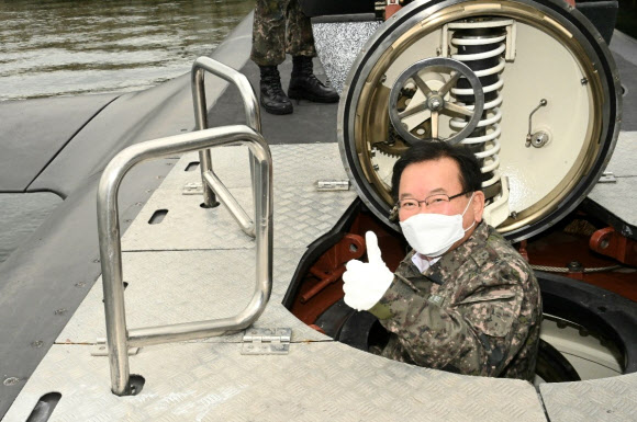 김부겸 국무총리가 16일 경남 창원시 진해 해군 잠수함사령부를 방문해 손원일함에 타고 있다.   2021.10.16.  총리실 제공