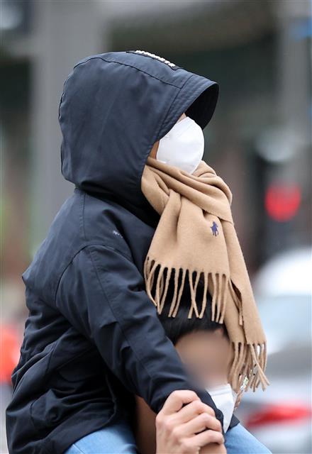 수도권을 비롯한 전국 대부분 지역에 한파특보가 발령된 16일 오후 서울 종로구 세종대로 사거리에서 한 어린이가 목도리를 하고 있다.  서울에 10월 중 한파특보가 내려진 것은 2010년 10월 이후 11년 만이며 기상청은 16일 오후 9시부로 충청북도(증평, 음성, 영동, 괴산, 보은), 충청남도(홍성, 논산), 경기도(광주, 용인), 전라북도(무주, 진안, 장수)에 한파 경보를 발효한다고 발표했다. 2021.10.16 뉴스1