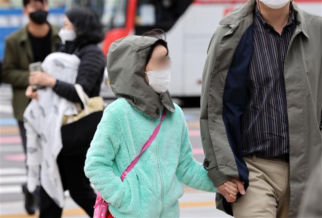 수도권을 비롯한 전국 대부분 지역에 한파특보가 발령된 16일 오후 서울 종로구 세종대로 사거리에서 시민들이 두터운 옷을 입은 채 발걸음을 재촉하고 있다.  서울에 10월 중 한파특보가 내려진 것은 2010년 10월 이후 11년 만이며 기상청은 16일 오후 9시부로 충청북도(증평, 음성, 영동, 괴산, 보은), 충청남도(홍성, 논산), 경기도(광주, 용인), 전라북도(무주, 진안, 장수)에 한파 경보를 발효한다고 발표했다. 2021.10.16 뉴스1