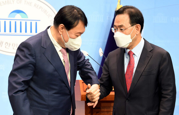 손 잡은 윤석열과 주호영
