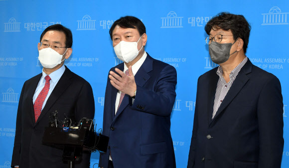 질문에 답하는 윤석열, 주호영과 권성동