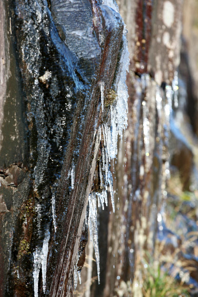 ‘한파주의보’ 무등산 얼음바위 고드름