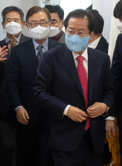 영입행사 참석하는 홍준표와 최재형