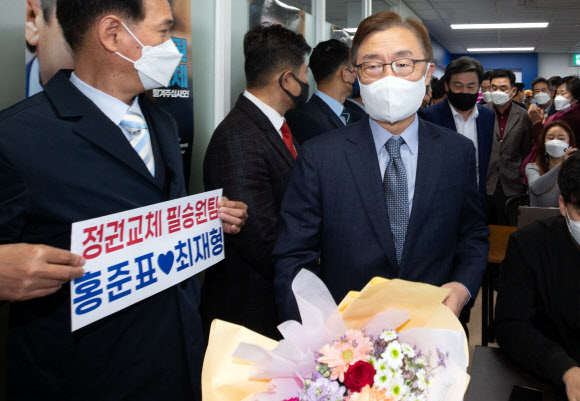 영입행사 참석하는 최재형