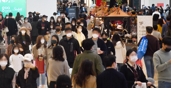 대면 소비 기대감이 늘어나고 있는 가운데 17일 경기도 하남시의 한 쇼핑몰에 시민들이 가득하다. 2021.10.17 박지환기자 popocar@seoul.co.kr