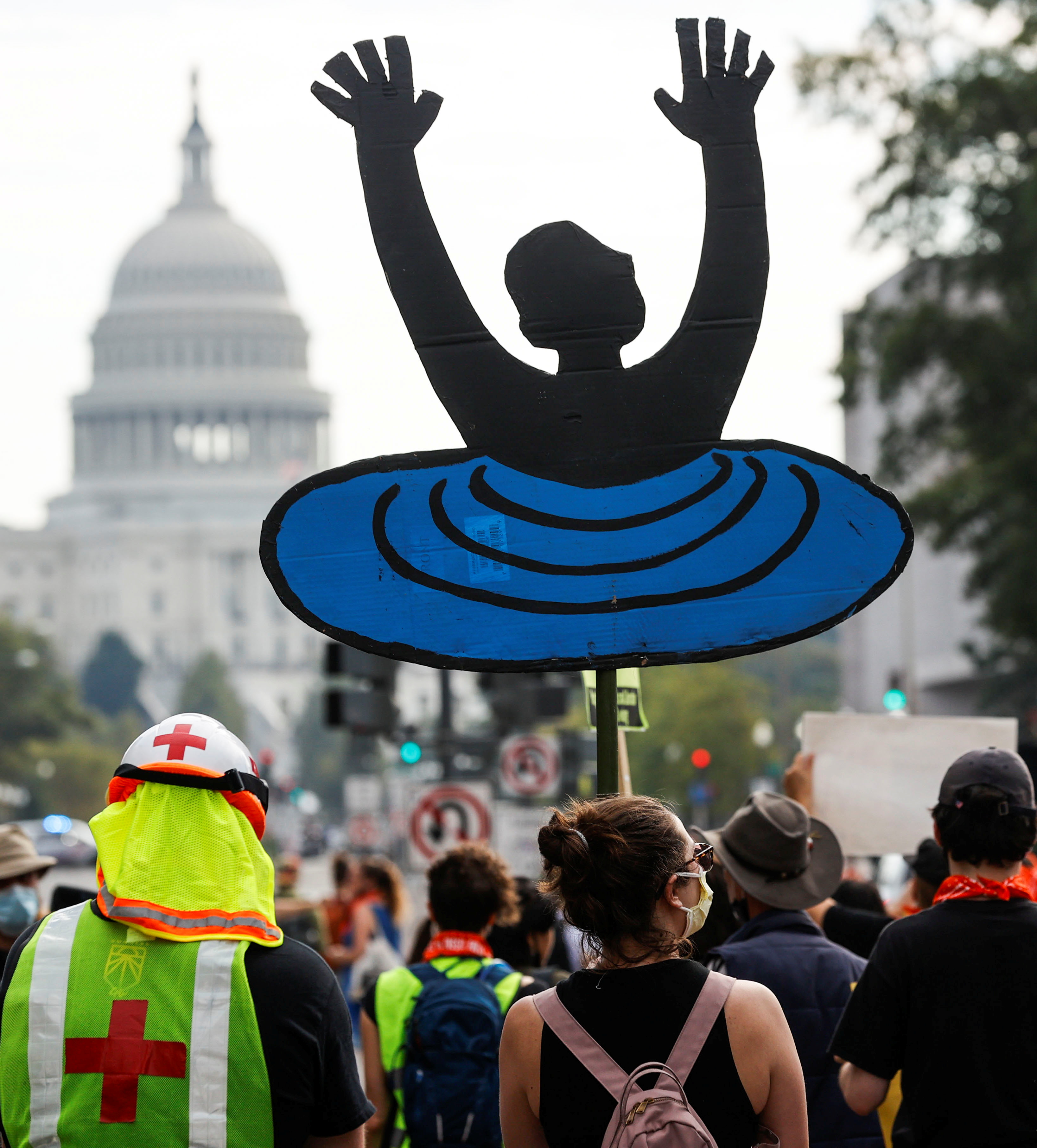 환경단체들이 15일(현지시간) 미국 의회 앞에서 기후변화 대응 촉구 시위를 벌이고 있다. 워싱턴DC 로이터 연합뉴스
