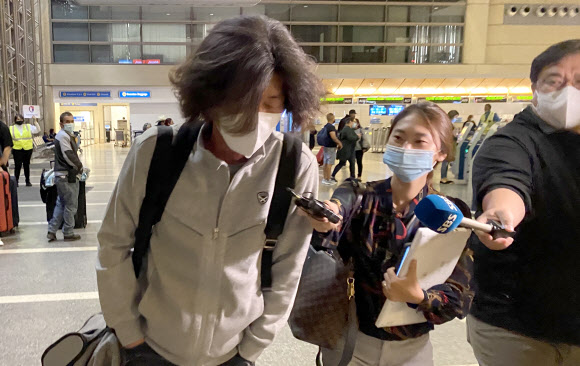 취재진 질문 받으며 이동하는 ‘대장동 개발 주도’ 남욱 변호사