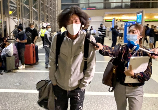 LA 공항에서 취재진에 둘러싸인 ‘대장동 개발 주도’ 남욱 변호사