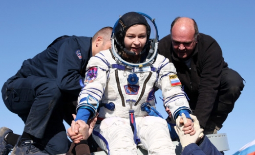 지구 귀환 뒤 우주선 캡슐서 나오는 러시아 여배우
