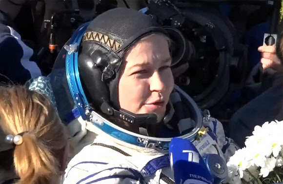 This handout video grab taken and released on October 17, 2021 by the Russian Space Agency Roscosmos shows crew member, Russian actress Yulia Peresild, reacting after the landing of the Russian Soyuz MS-18 space capsule in a remote area southeast of Zhezkazgan in the Karaganda region of Kazakhstan, on October 17, 2021. (Photo by Handout / Russian Space Agency Roscosmos / AFP) / RESTRICTED TO EDITORIAL USE - MANDATORY CREDIT “AFP PHOTO / Russian space agency Roscosmos / HO ” - NO MARKETING - NO ADVERTISING CAMPAIGNS - DISTRIBUTED AS A SERVICE TO CLIENTS/2021-10-17 16:49:50/ <연합뉴스