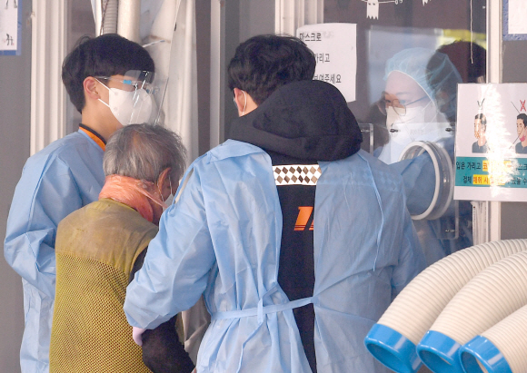 17일 서울역 선별진료소에서 시민들이 코로나19 검사를 받고 있다. 2021.10.17 박지환기자 popocar@seoul.co.kr