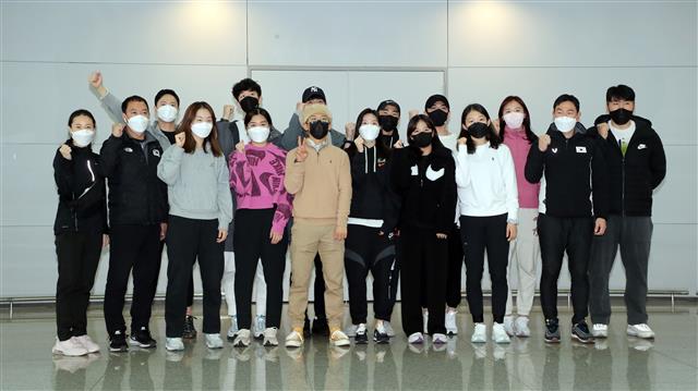 쇼트트랙 대표팀 선수들이 17일 인천국제공항에서 출국 전 단체 사진을 촬영하고 있다. 뉴스1
