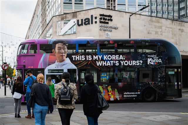 ‘당신의 한국은?’ 런던 2층 버스에 붙은 손흥민 광고