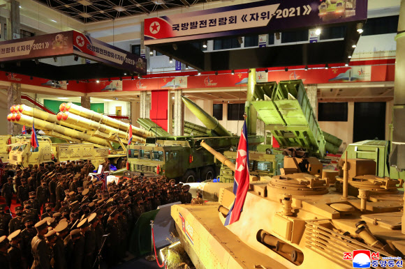 북한 노동당 창건 76주년을 기념해 개막된 국방발전전람회 ‘자위-2021’에 대한 주민들의 참관사업이 계속 이어지고 있다고 조선중앙통신이 18일 보도했다. 사진은 15일부터 17일 사이 전람회장을 찾은 북한 국방과학교육부문과 각급 군사학교, 평양시안의 여러 대학 일꾼, 교직원, 학생들의 모습. 2021.10.18  평양 조선중앙통신 연합뉴스