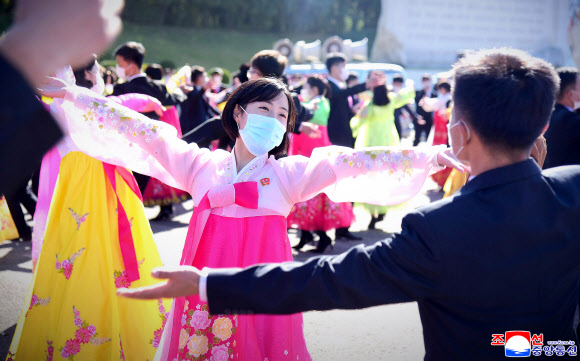 평양시 청년학생들이 타도제국주의동맹 결성 95주년을 기념해 지난 17일 각지에서 무도회를 열었다고 조선중앙통신이 18일 보도했다. 북한은 김일성이 만 14세이던 1926년 10월 17일 혁명조직인 타도제국주의동맹을 만들었다며 결성일을 기념하고 있다. 2021.10.18  평양 조선중앙통신 연합뉴스