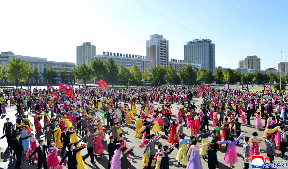 평양시 청년학생들이 타도제국주의동맹 결성 95주년을 기념해 지난 17일 각지에서 무도회를 열었다고 조선중앙통신이 18일 보도했다. 북한은 김일성이 만 14세이던 1926년 10월 17일 혁명조직인 타도제국주의동맹을 만들었다며 결성일을 기념하고 있다. 2021.10.18  평양 조선중앙통신 연합뉴스