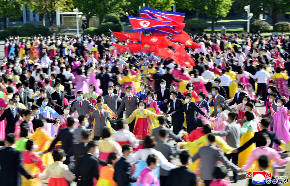 평양시 청년학생들이 타도제국주의동맹 결성 95주년을 기념해 지난 17일 각지에서 무도회를 열었다고 조선중앙통신이 18일 보도했다. 북한은 김일성이 만 14세이던 1926년 10월 17일 혁명조직인 타도제국주의동맹을 만들었다며 결성일을 기념하고 있다. 2021.10.18  평양 조선중앙통신 연합뉴스