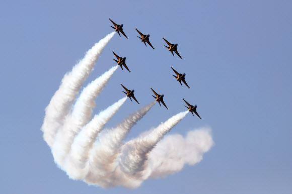 18일 ‘서울 국제항공우주 및 방위산업 전시회 2021’(서울 ADEX) 프레스데이 행사가 열린 경기도 성남 서울공항 위로 공군 특수비행팀인 블랙이글스가 비행하고 있다. 이번 전시회에는 역대 최대규모인 28개국에서 440개 업체가 참가했으며 19∼22일은 산·학·연·군 등 관련 분야 종사자 등이, 23일에는 일반인들이 입장할 수 있다. 2021.10.18  연합뉴스