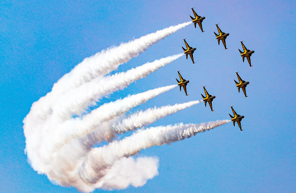 ‘서울 국제항공우주 및 방위산업 전시회 2021’(서울 ADEX) 프레스데이 행사가 열린 18일 경기도 성남 서울공항 위로 공군 특수비행팀인 블랙이글스가 축하공연 비행을 하고 있다. 이번 전시회에는 역대 최대규모인 28개국에서 440개 업체가 참가했으며 19∼22일은 산·학·연·군 등 관련 분야 종사자 등이, 23일에는 일반인들이 입장할 수 있다. 2021.10.18  연합뉴스